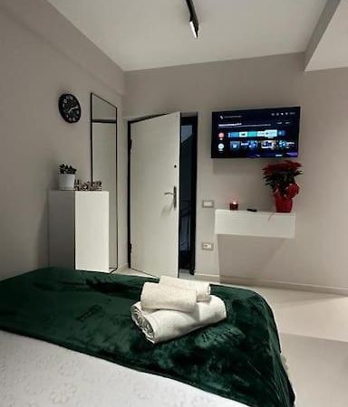 Host Apartament Elio Тирана Экстерьер фото