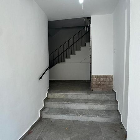 Host Apartament Elio Тирана Экстерьер фото