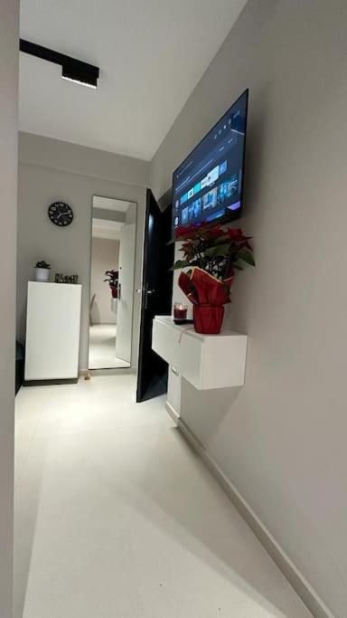 Host Apartament Elio Тирана Экстерьер фото