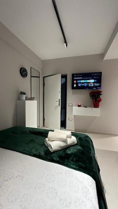 Host Apartament Elio Тирана Экстерьер фото