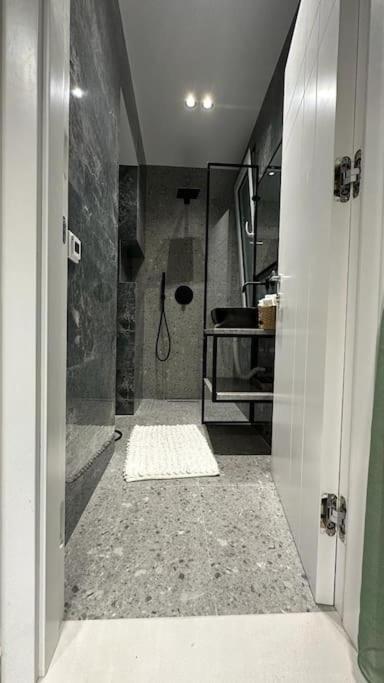 Host Apartament Elio Тирана Экстерьер фото