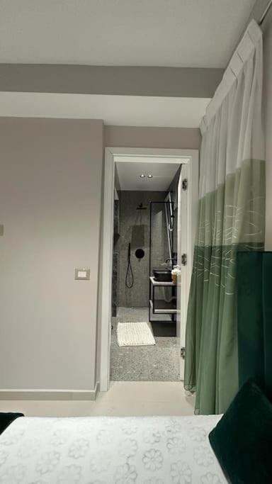 Host Apartament Elio Тирана Экстерьер фото