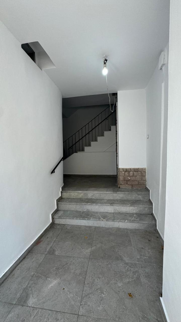 Host Apartament Elio Тирана Экстерьер фото