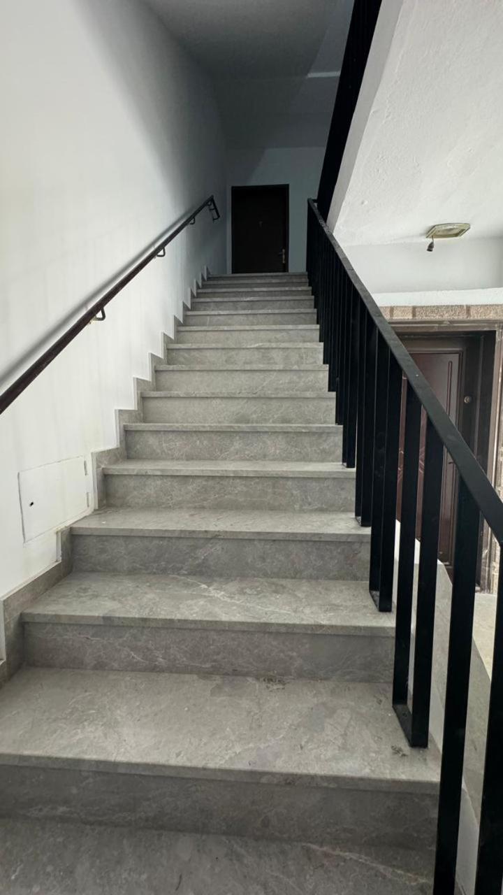 Host Apartament Elio Тирана Экстерьер фото